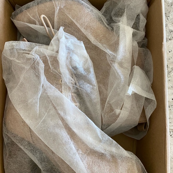 NIB Journee Collection “Baylor” taupe faux suede bootie, size 6.5 medium - Picture 4 of 13